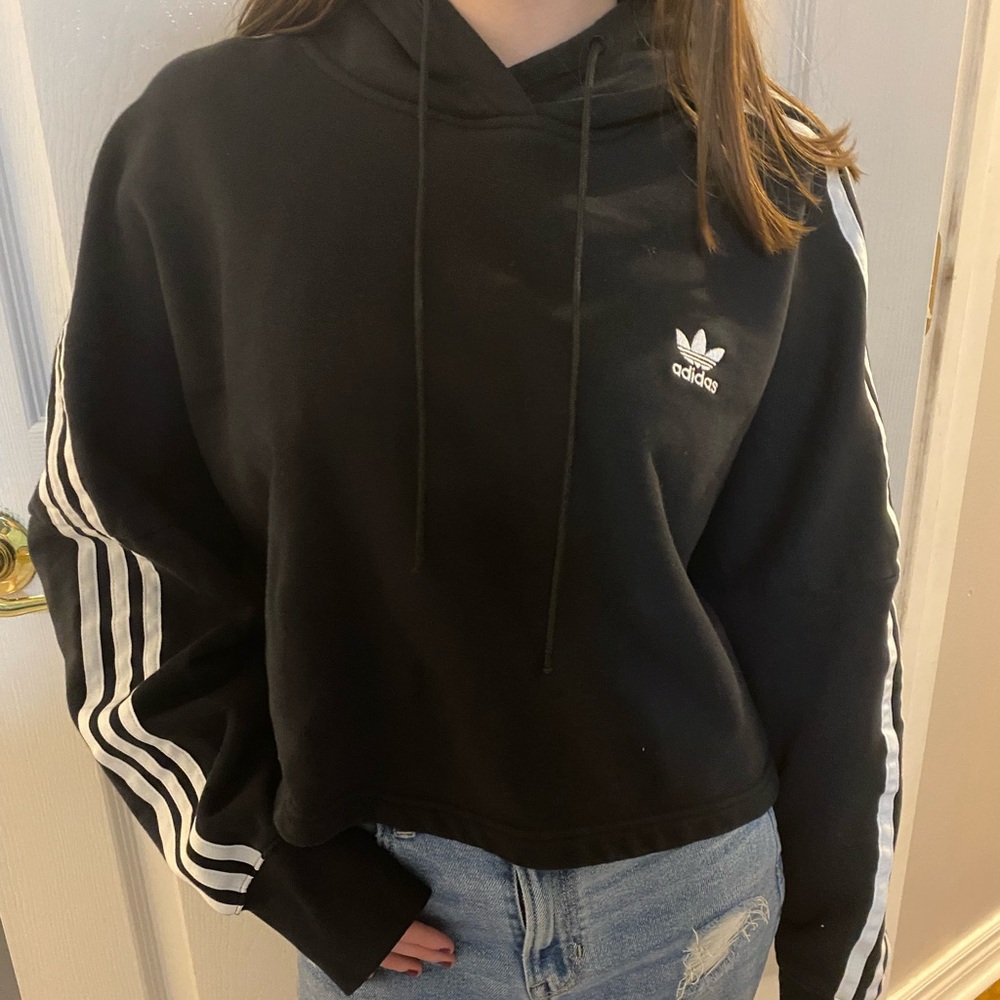 Women’s Cropped Adidas Hoodie 🖤⬜️
BRAND new